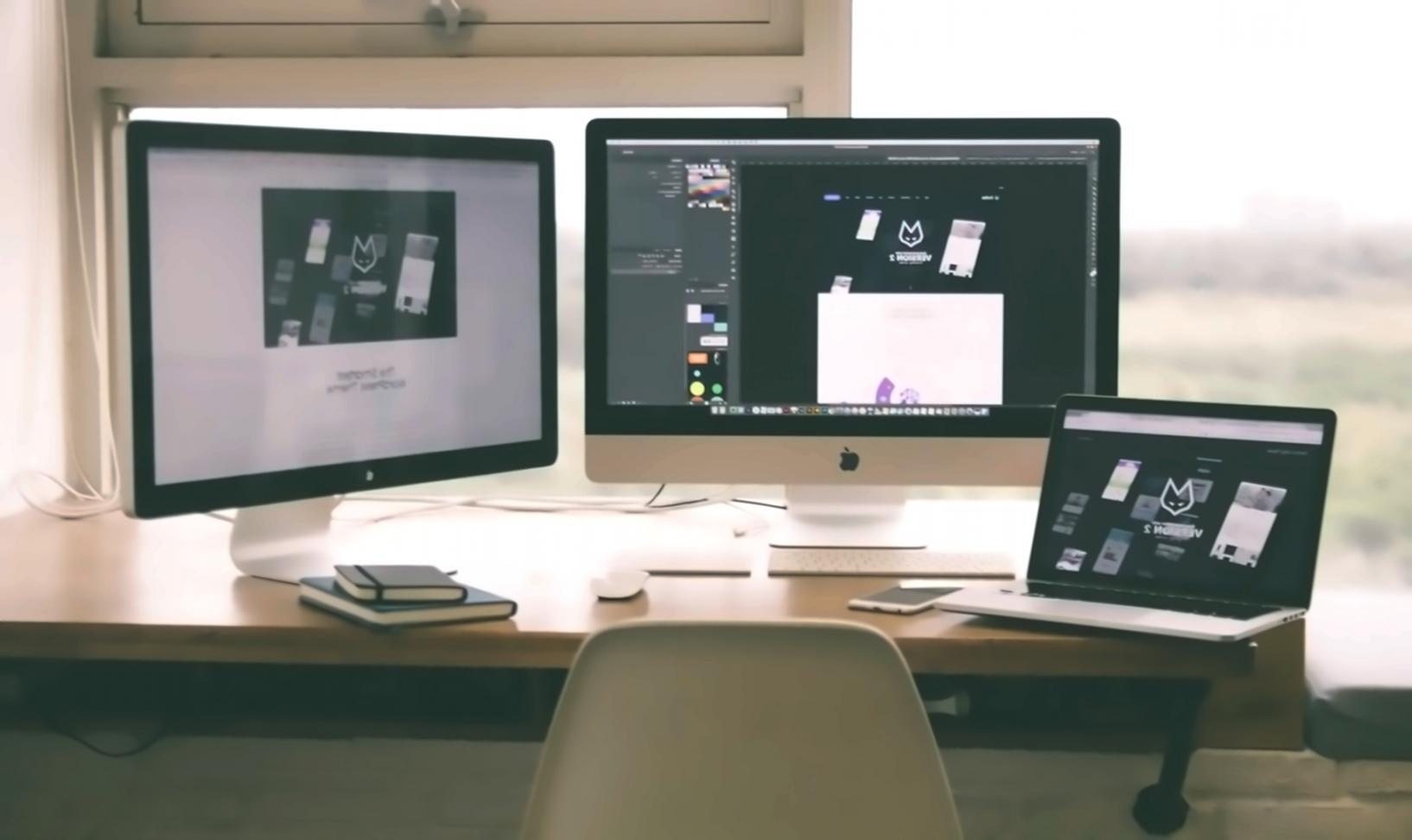 Equipo fundador trabajando en los primeros algoritmos de PLN