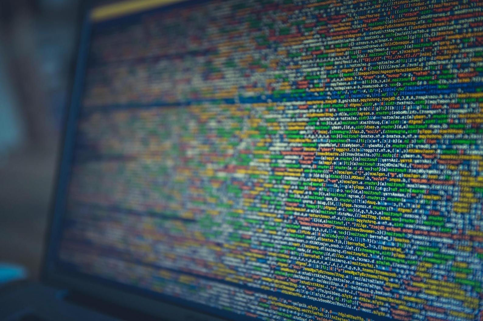 Estudiantes trabajando en proyectos de procesamiento de lenguaje natural