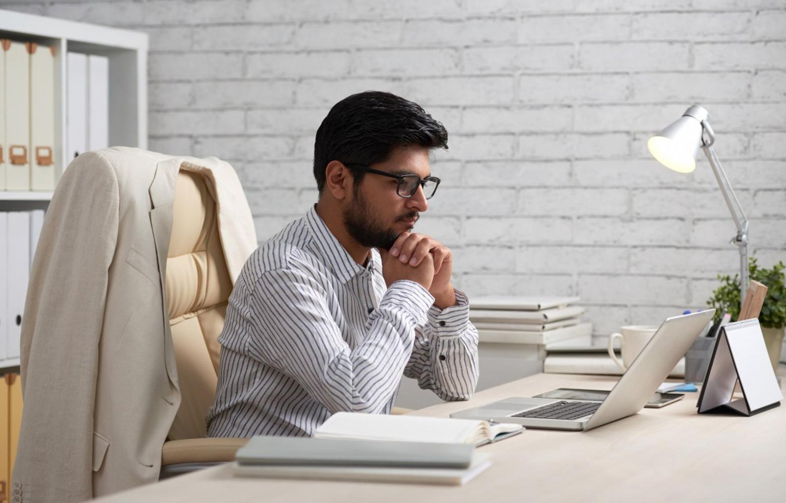 Estudiante trabajando con algoritmos de procesamiento de lenguaje natural